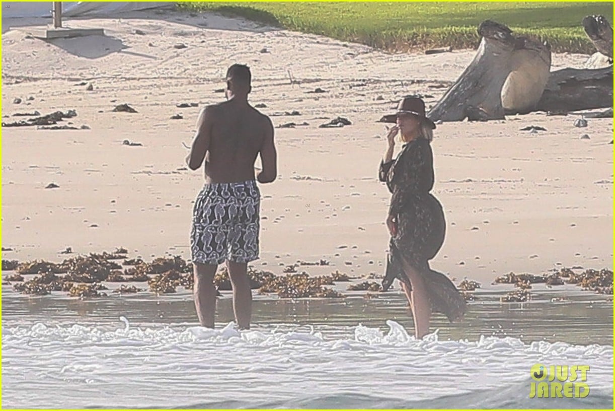 Khloe Kardashian & Tristan Thompson Lounge on the Beach in Mexico