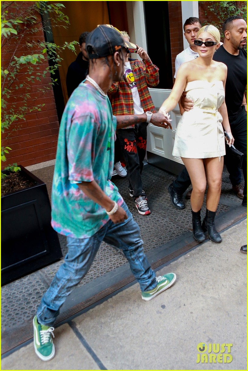 kylie jenner gives travis scott a kiss goodbye in nyc 014132749
