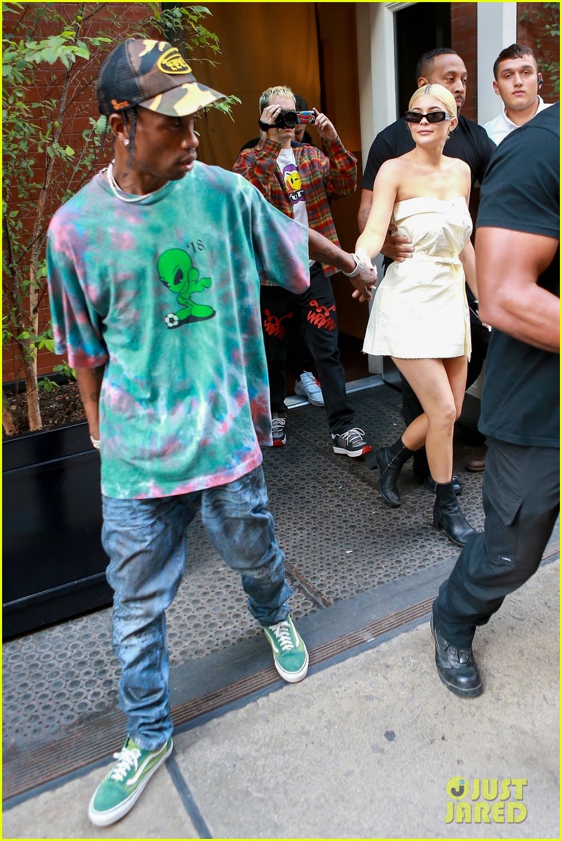 kylie jenner gives travis scott a kiss goodbye in nyc 24