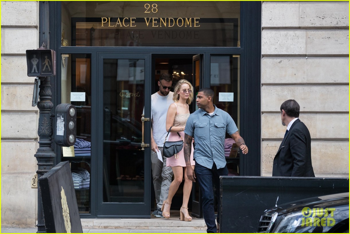 Jennifer Lawrence & Cooke Maroney Hold Hands in Paris Photo 4126225
