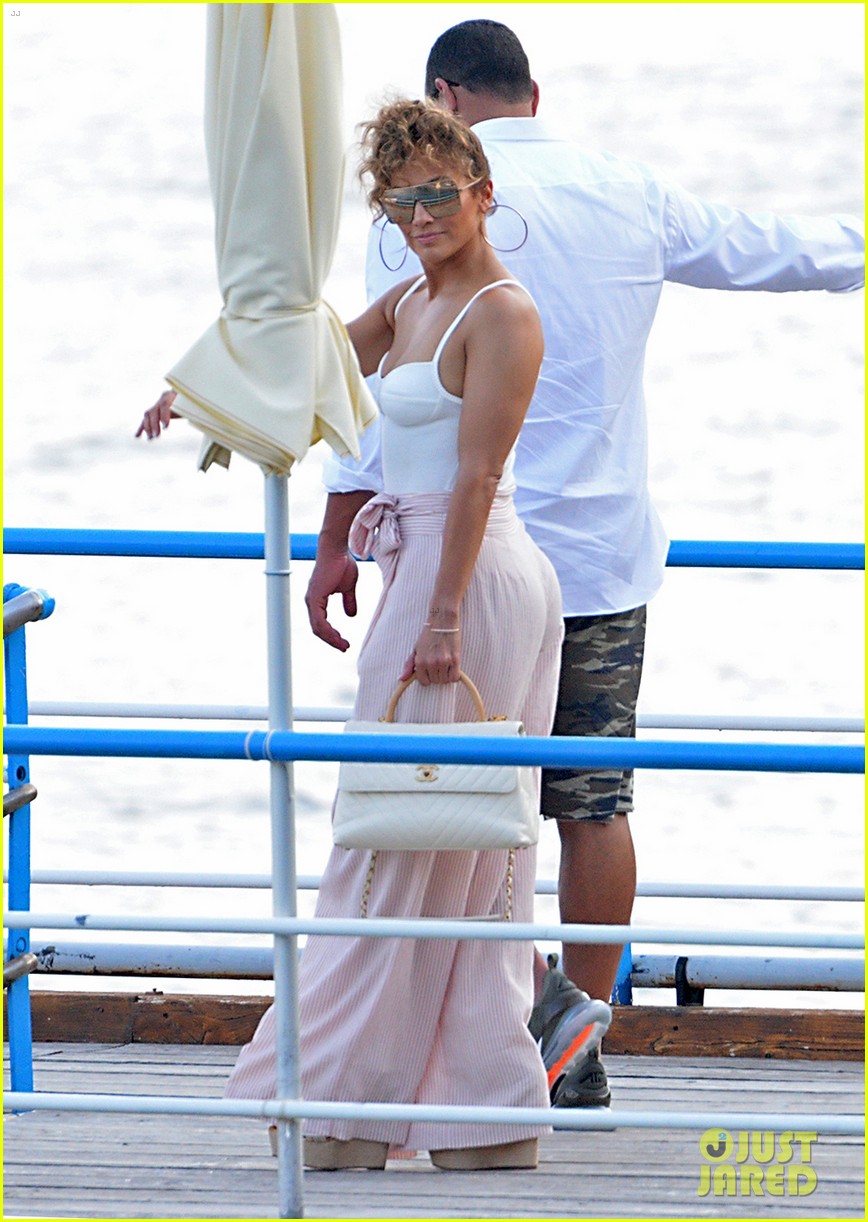 Jennifer Lopez & Alex Rodriguez Soak Up the Sun on Italian Vacation(00)