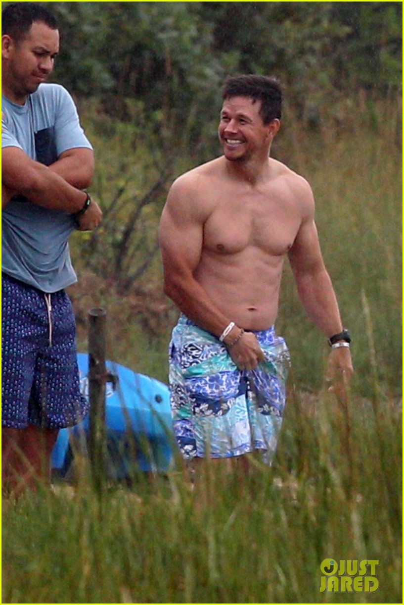 mark wahlberg shirtless cape cod 17