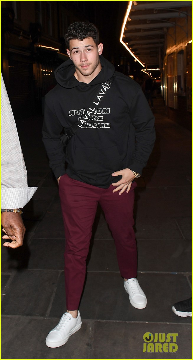 nick jonas continues to spend time in london 014123625