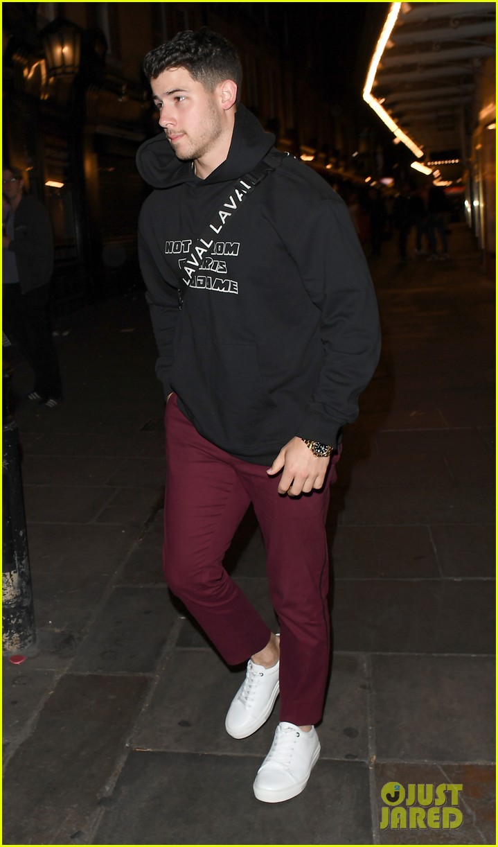 nick jonas continues to spend time in london 034123627