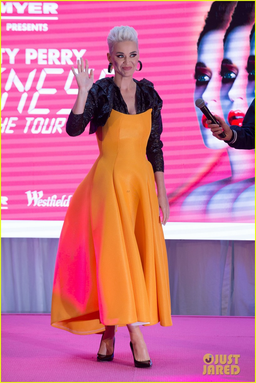 katy perry makes surprise mall appearance in melbourne 024124930