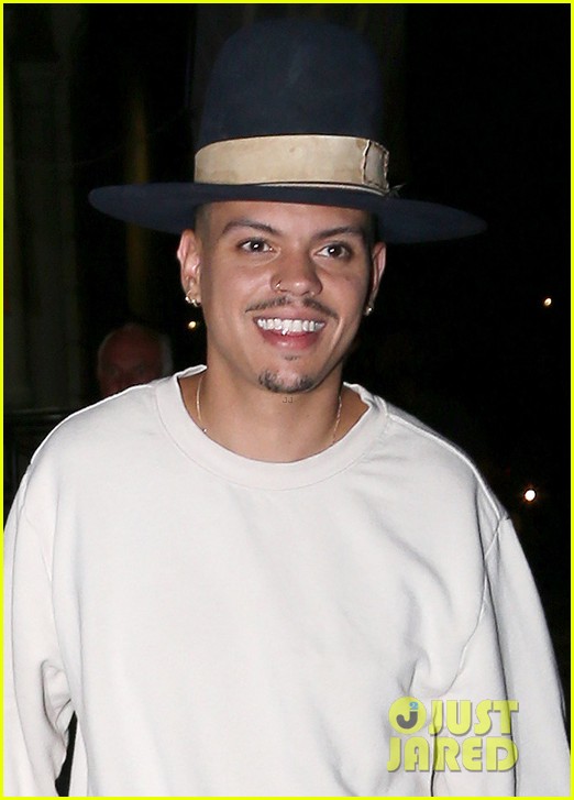ashlee simpson evan ross hold hands on date night 04