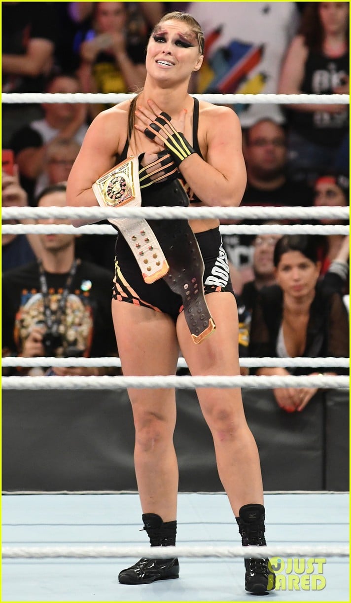 ronda rousey wins wwe raw womens title at summerslam 054131207