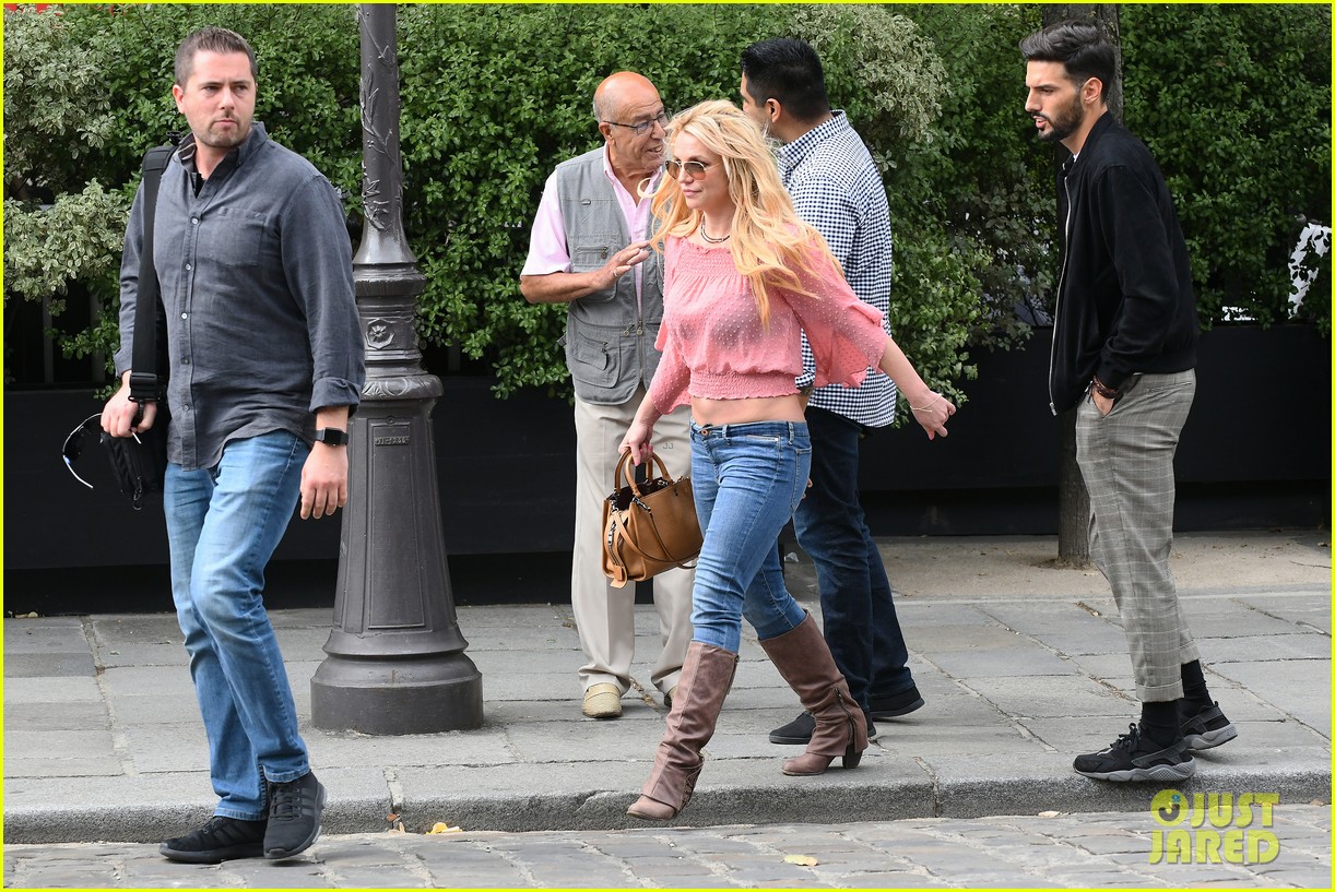 britney spears arrives in paris ahead of piece of me shows 074135085