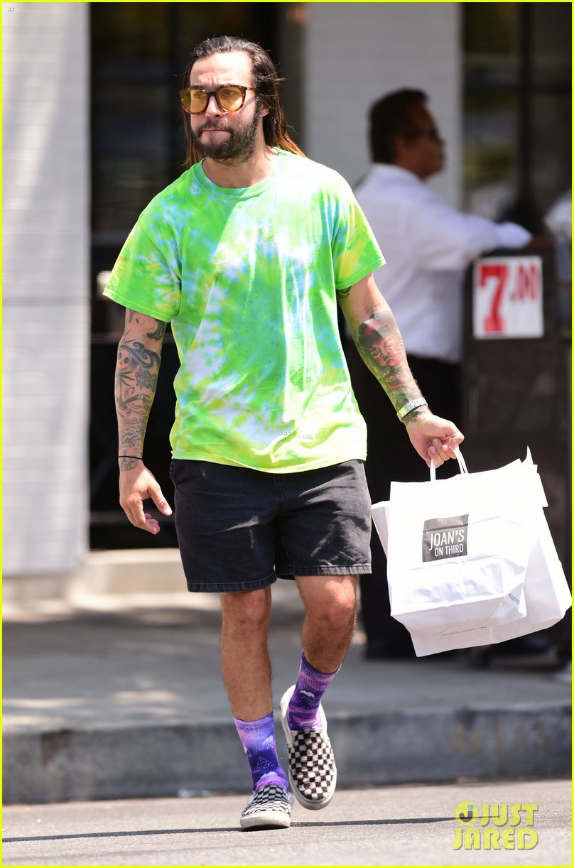 pete wentz keeps it colorful while grabbing lunch in la 034124223