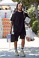 pete wentz loads up on groceries at farmers market 01