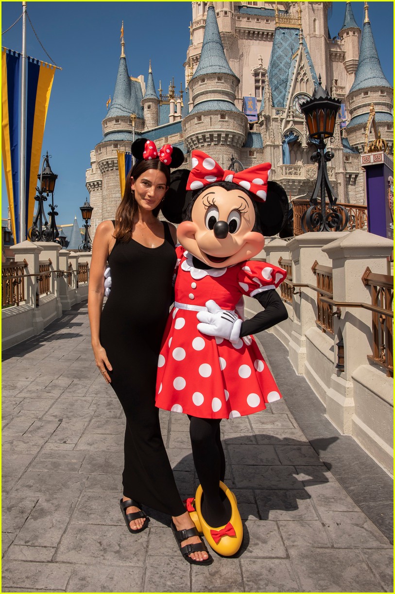 lily aldridge hangs out with minnie mouse at walt disney world01