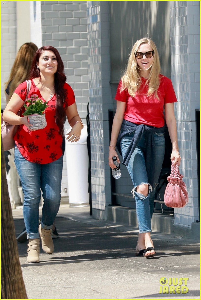 amanda seyfried  grabs lunch with friends in nyc 054138988