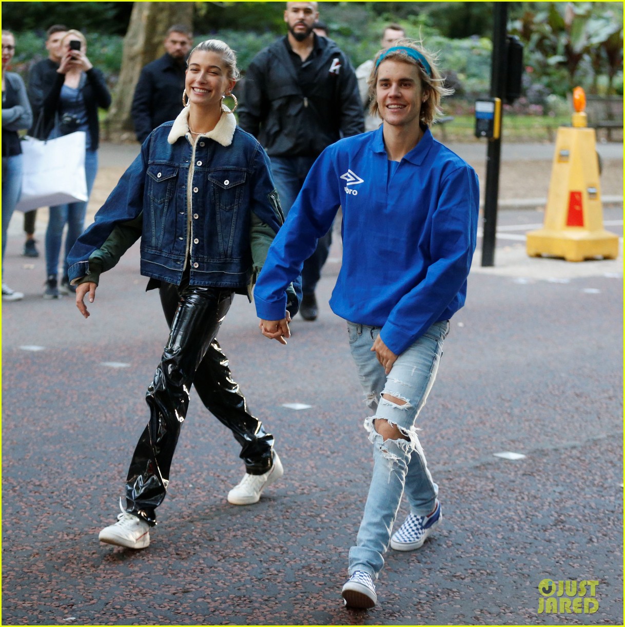 Justin Bieber & Hailey Baldwin Pack on the PDA in London Photo 4148200