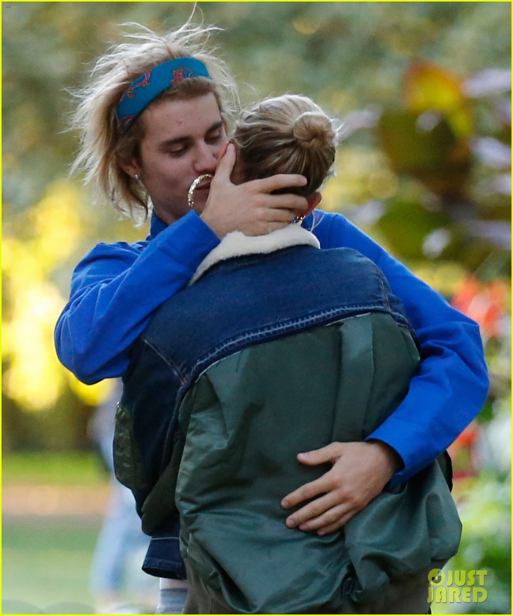 Justin Bieber & Hailey Baldwin Pack on the PDA in London Photo 4148205(02)