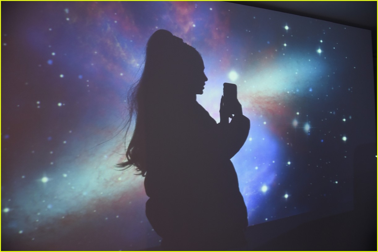 ariana grande brings sweetener album to life with spotify pop up experience064155940