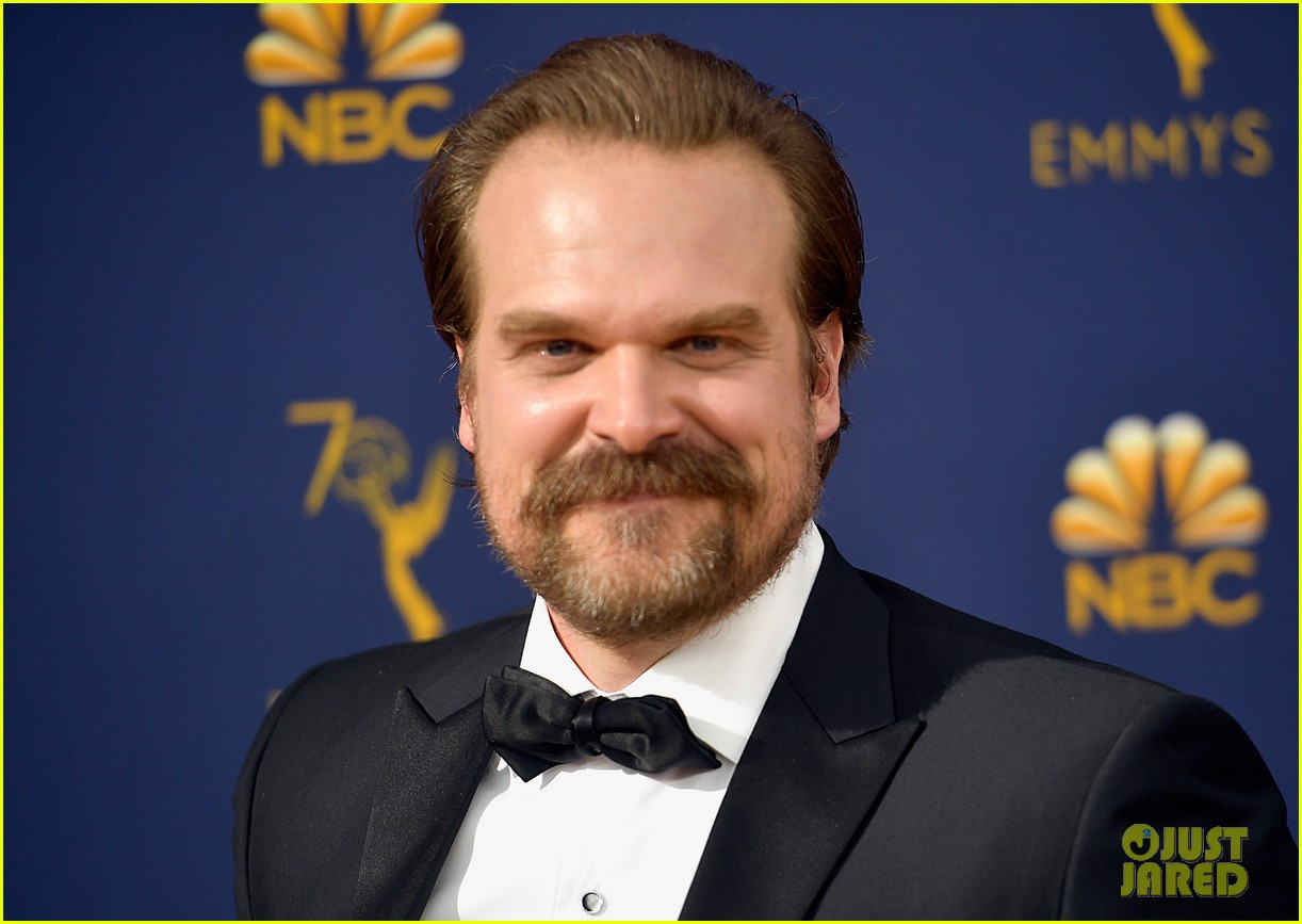 david harbour girlfriend alison sudol couple up for emmys 04