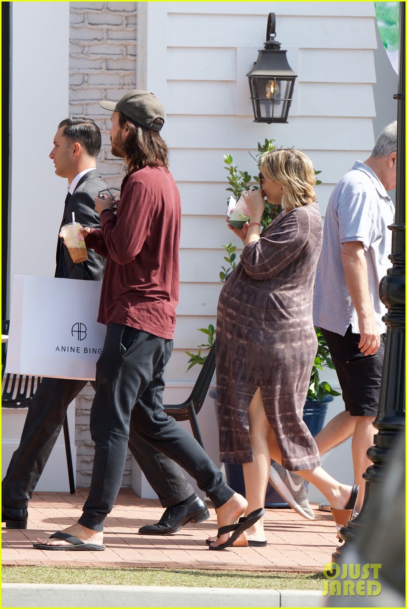 Pregnant Kate Hudson & Boyfriend Danny Fujikawa Step Out After Her Baby