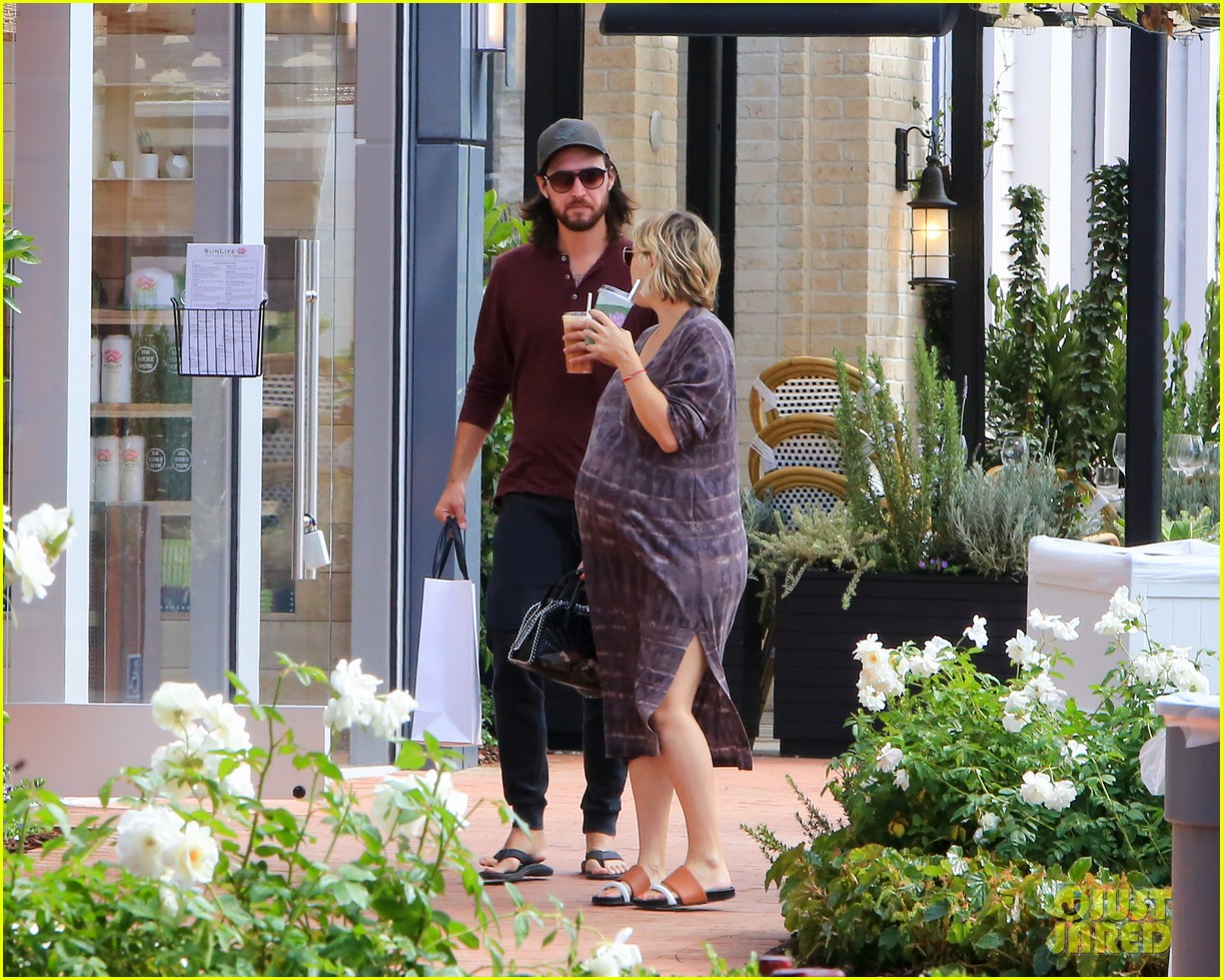 Pregnant Kate Hudson & Boyfriend Danny Fujikawa Step Out After Her Baby