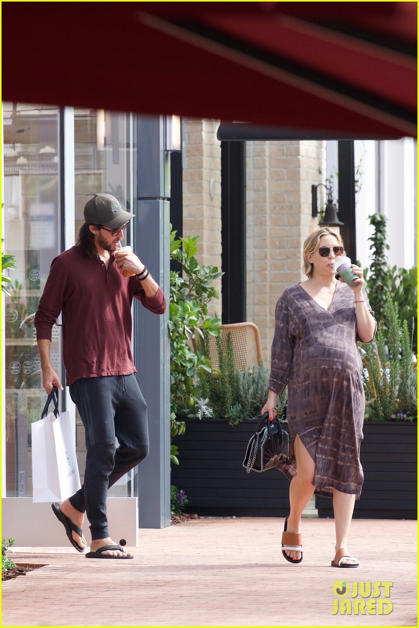 pregnant kate hudson and boyfriend dany fujikawa step out for shopping date 084153076