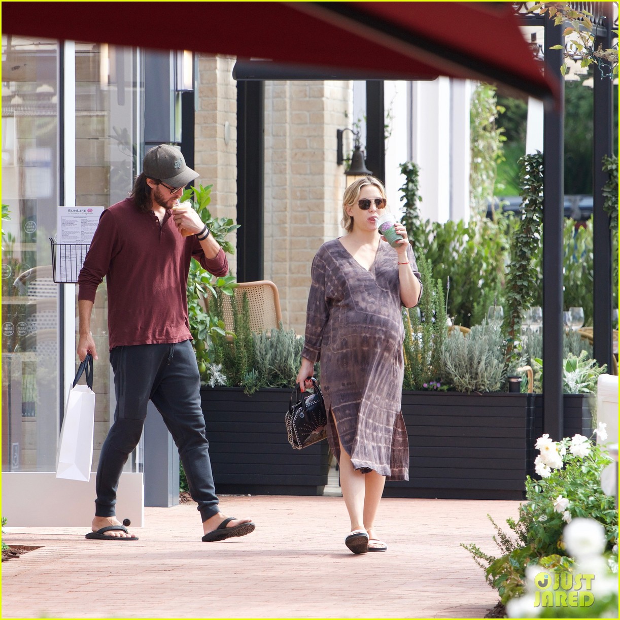 pregnant kate hudson and boyfriend dany fujikawa step out for shopping date 094153077
