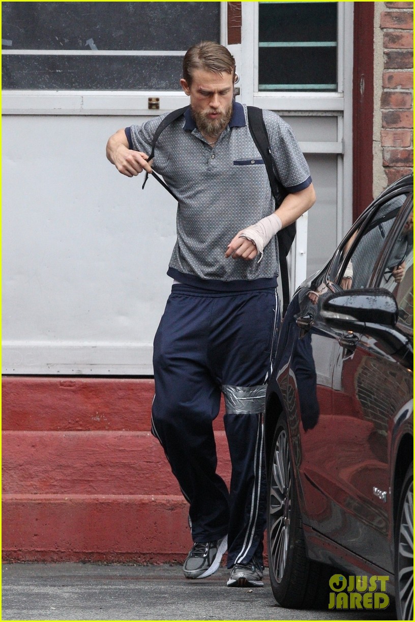 charlie hunnam continues filming jungleland 014155920