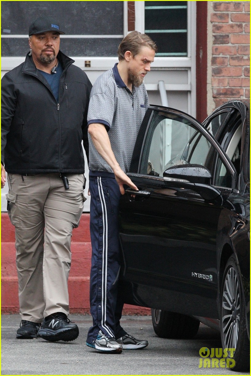 charlie hunnam continues filming jungleland 044155923