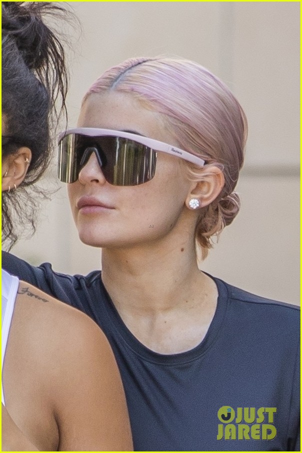 kylie jenner shows off new pink hair while jewelry shopping 18