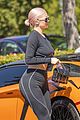 kylie jenner shows off new pink hair while jewelry shopping 32