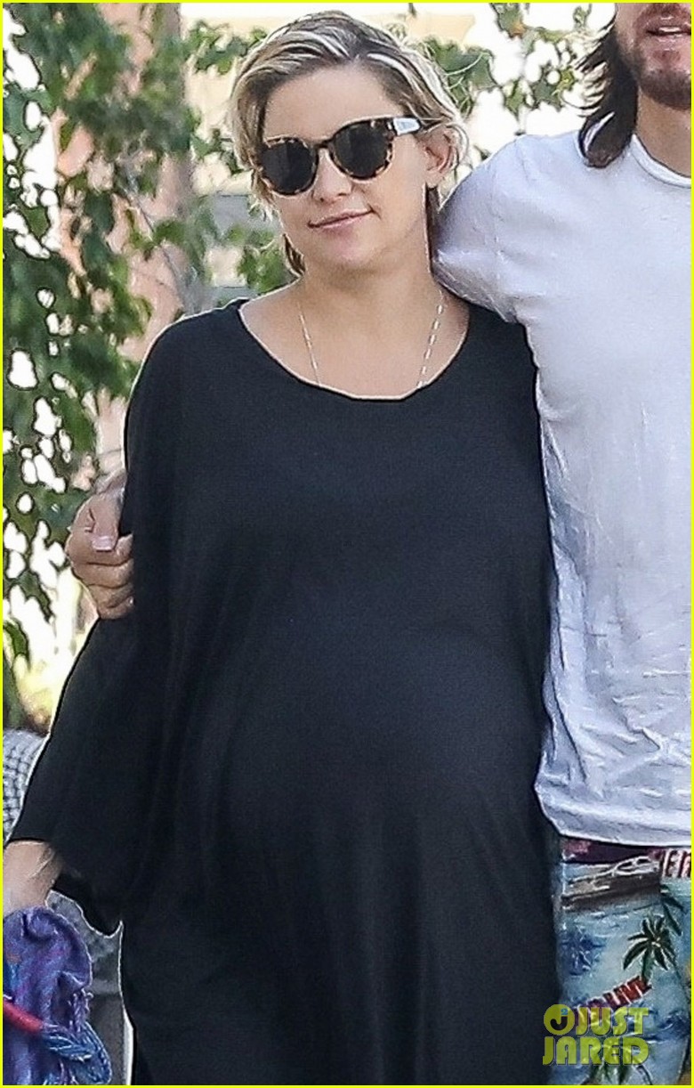 kate hudson shows off baby bump before giving birth 024146854