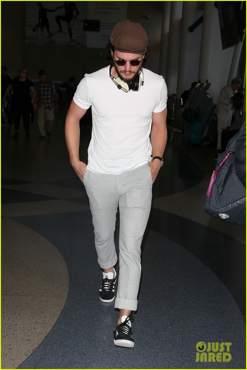 kit harington jets out of lax after attending emmys 034149830