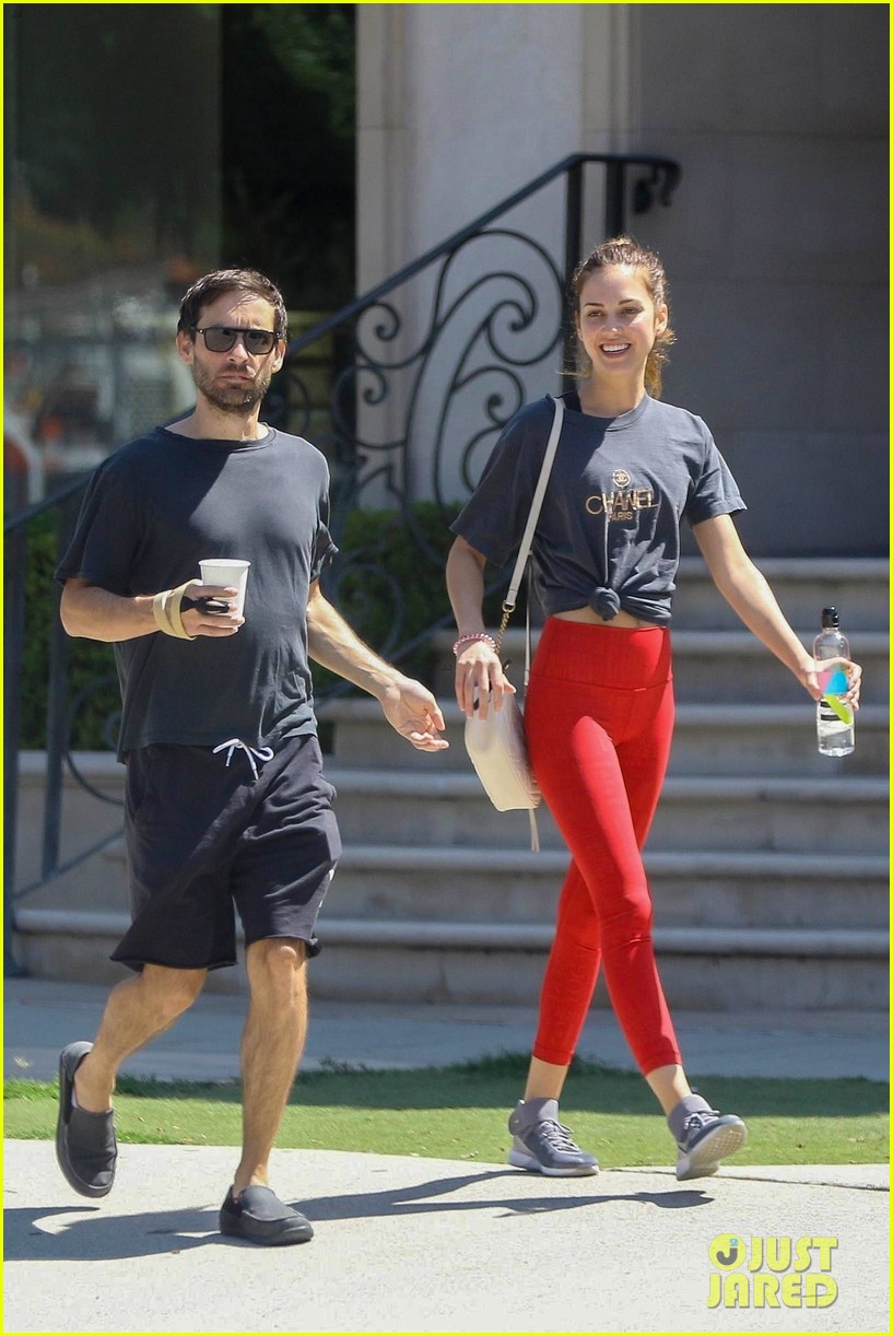 tobey maguire grabs lunch with girlfriend tatiana dieteman 014146259