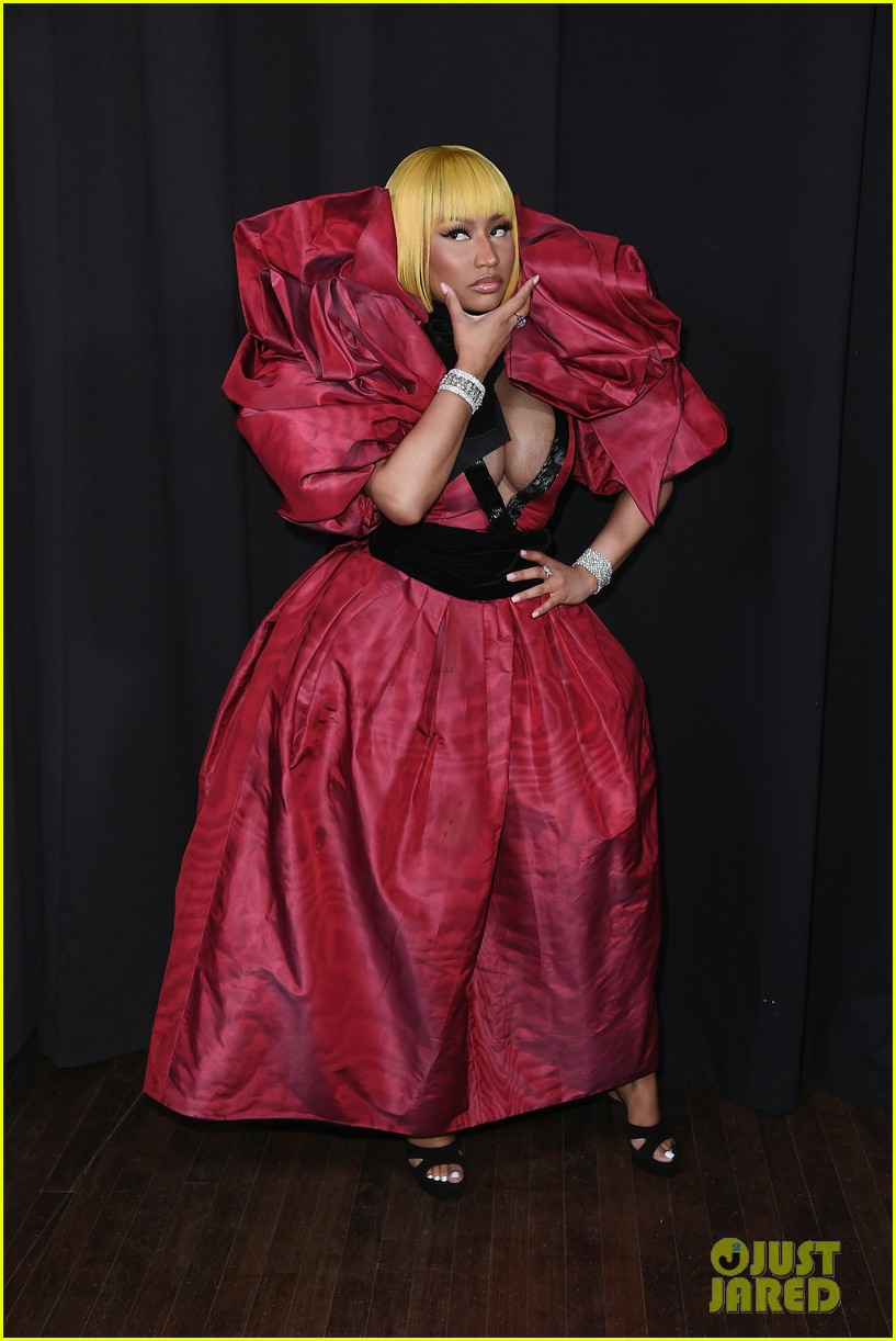 nicki minaj is a red queen at marc jacobs nyfw show 034145495