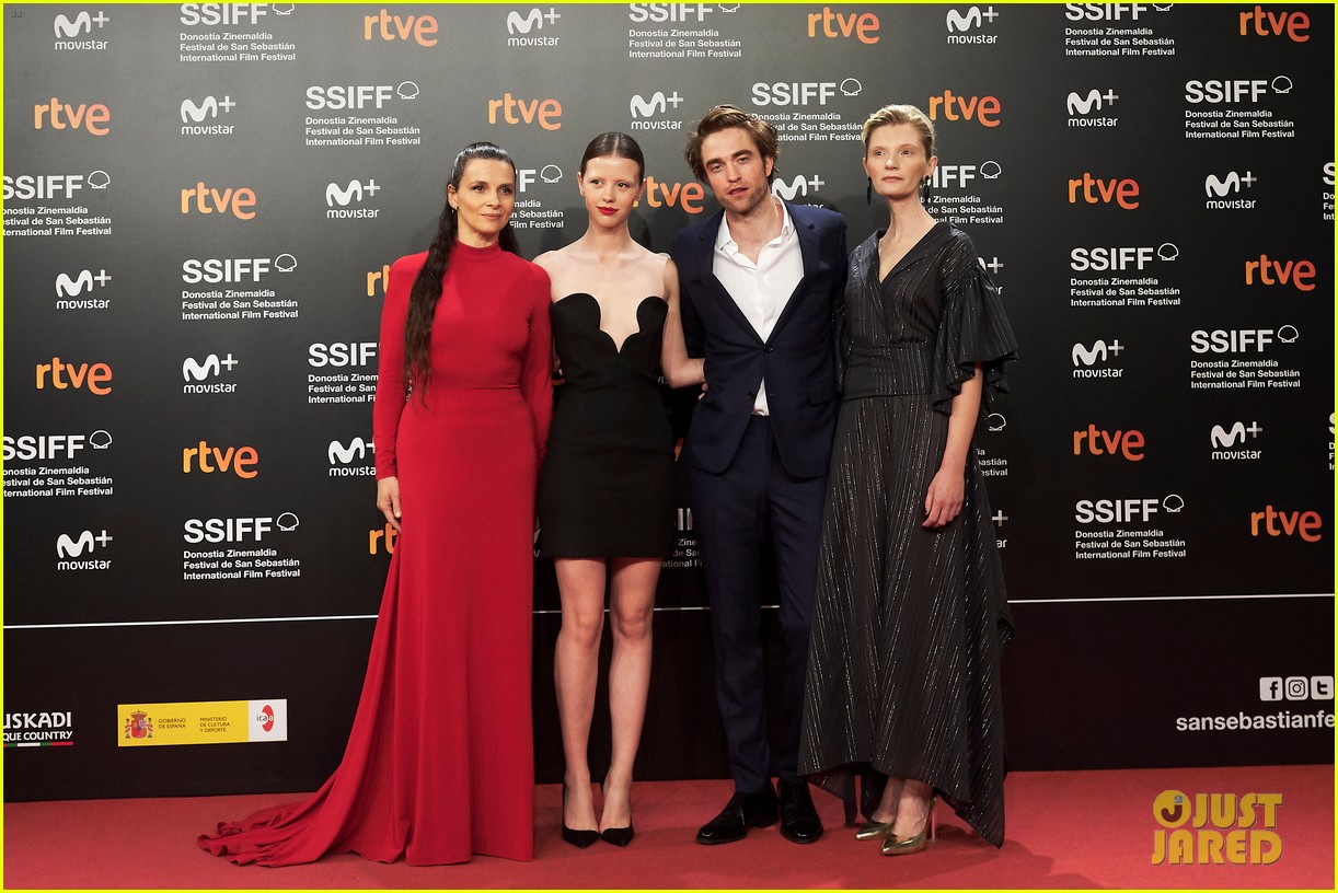 robert pattinson mia goth step out for high life premiere reports exes are dating 014154813
