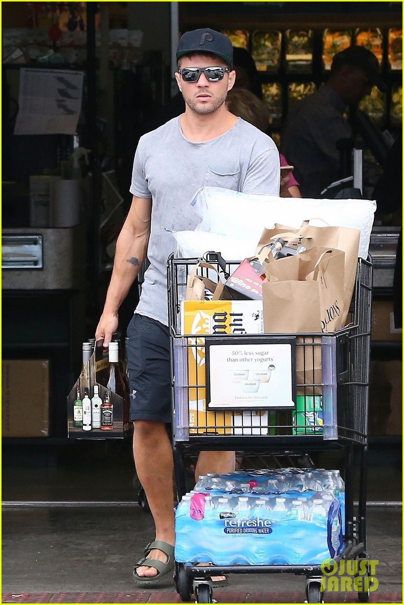 ryan phillippe stocks up on groceries for labor day 014138519