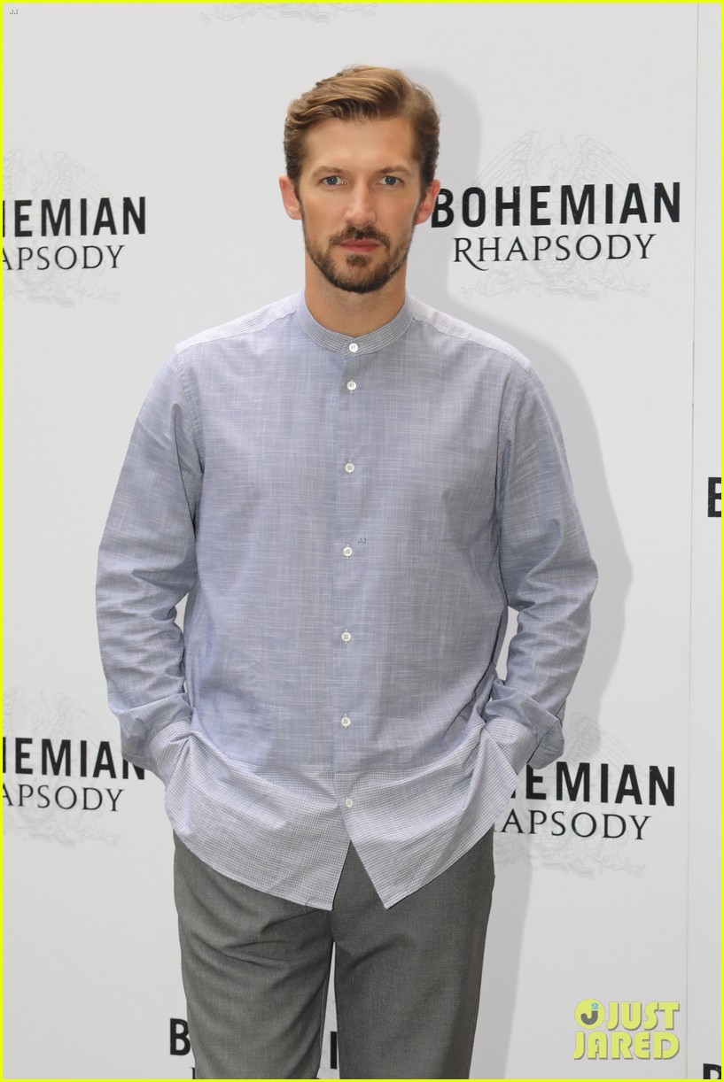 Rami Malek Poses for 'Bohemian Rhapsody' Photocall in Rome!: Photo ...