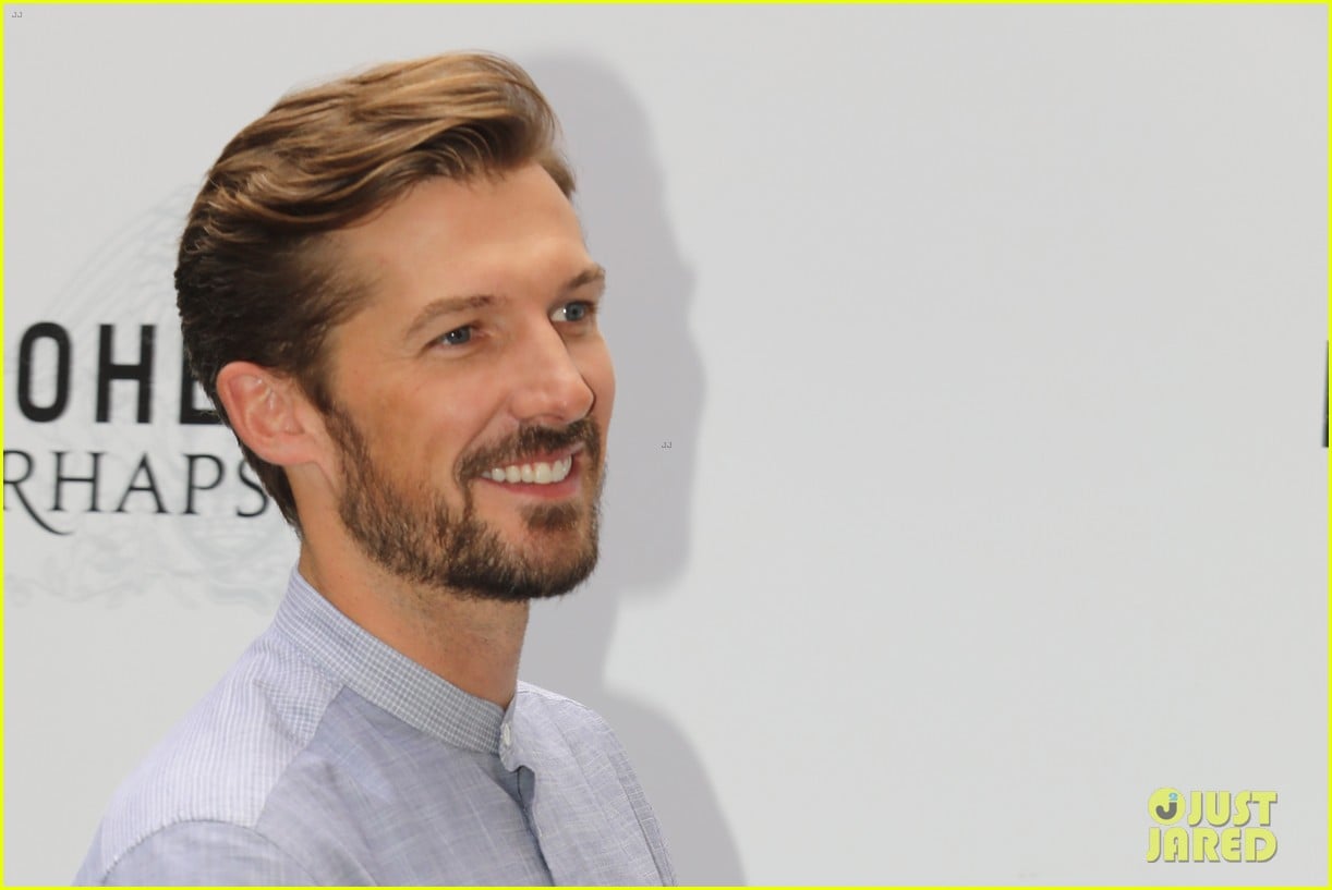 Rami Malek Poses for 'Bohemian Rhapsody' Photocall in Rome!: Photo ...