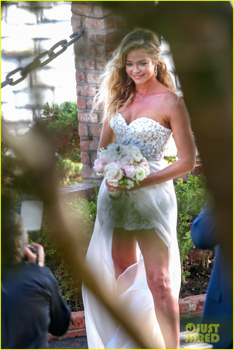 denise richards marries aaron phypers in housewives filled ceremony 304141607