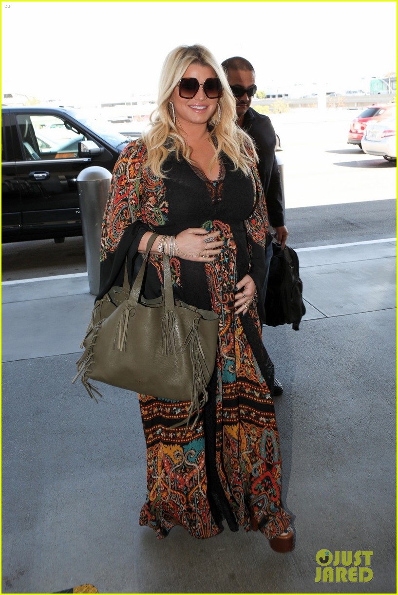 Jessica Simpson Cradles Baby Bump After Announcing Third Pregnancy(02)
