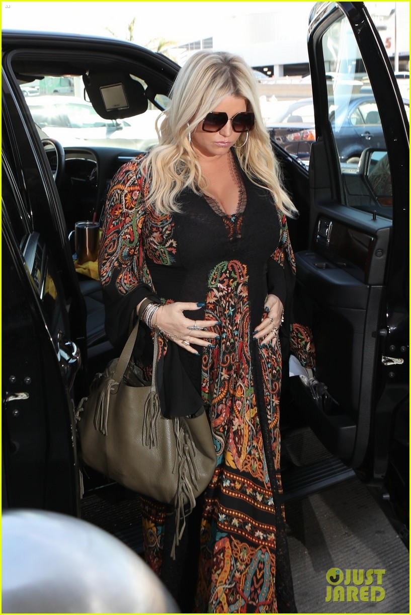 Jessica Simpson Cradles Baby Bump After Announcing Third Pregnancy