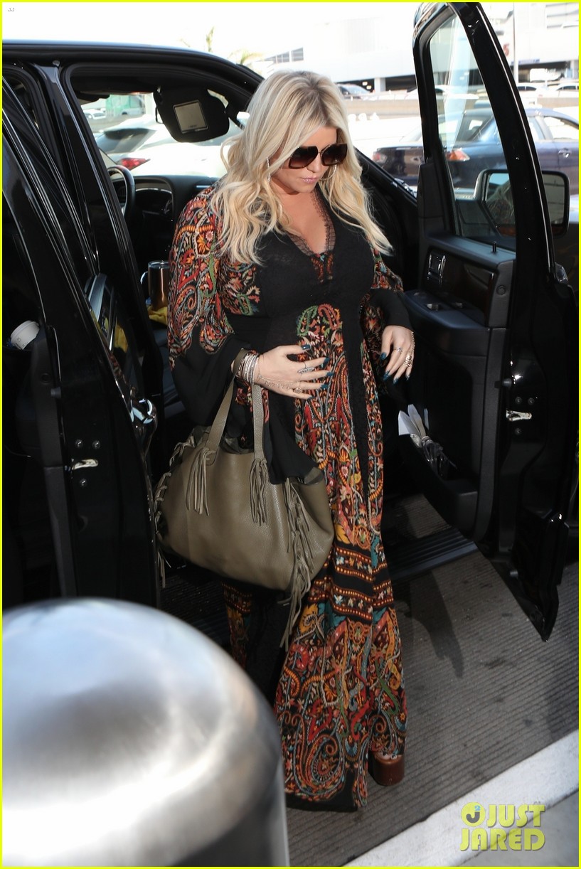 Jessica Simpson Cradles Baby Bump After Announcing Third Pregnancy