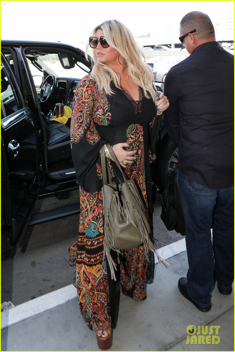 Jessica Simpson Cradles Baby Bump After Announcing Third Pregnancy