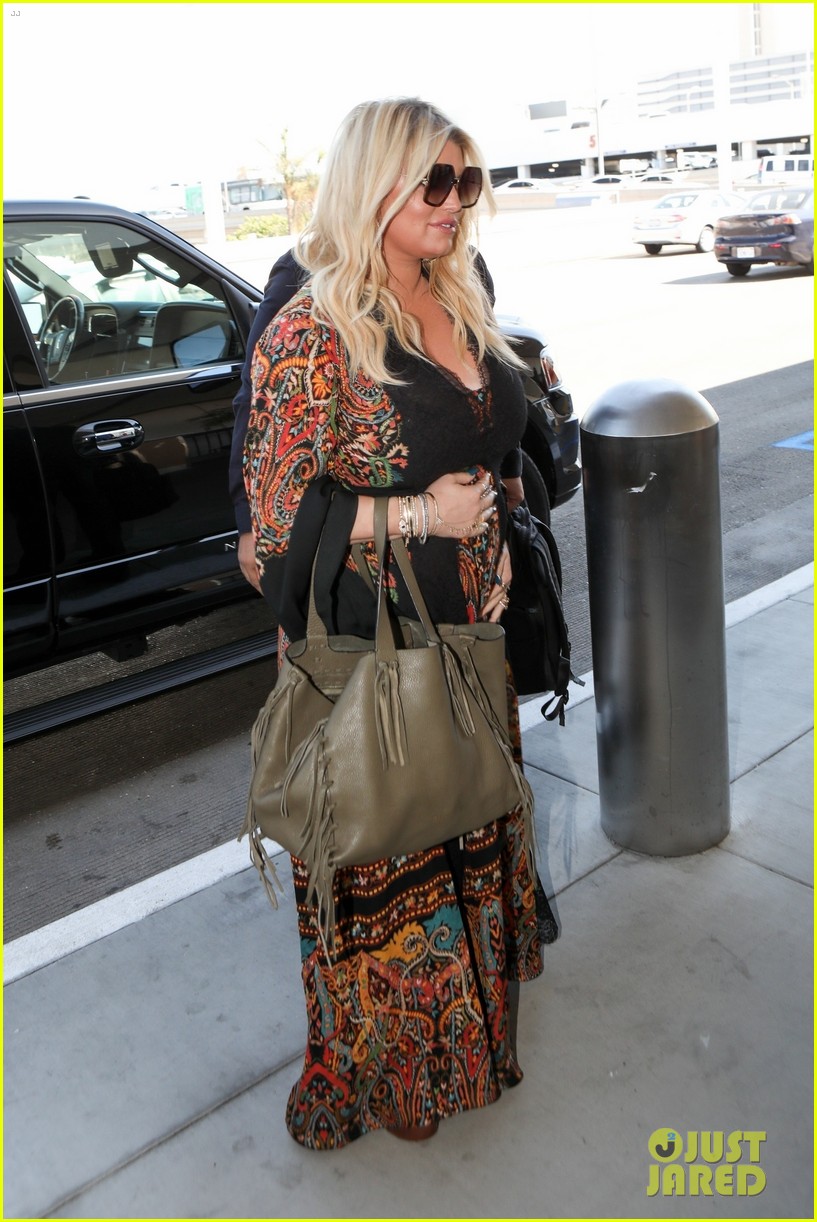 Jessica Simpson Cradles Baby Bump After Announcing Third Pregnancy(01)