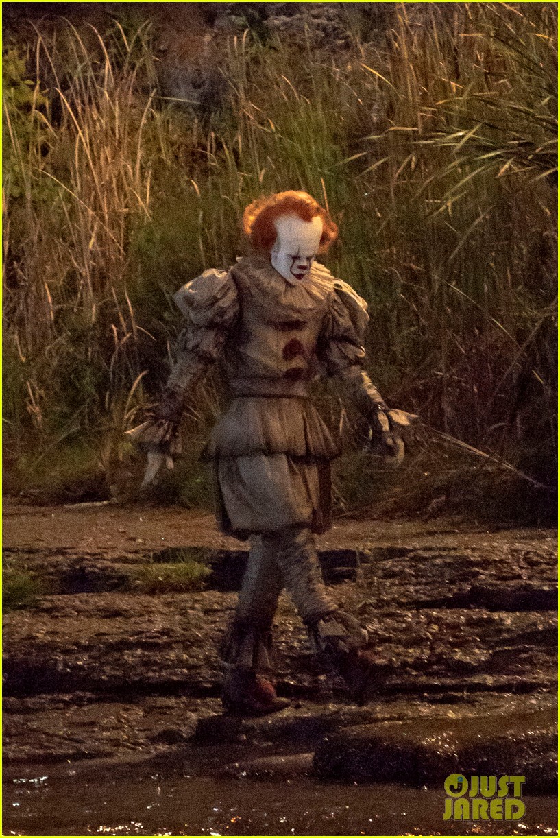 bill skarsgard gets into character as pennywise on it 2 set 054149218