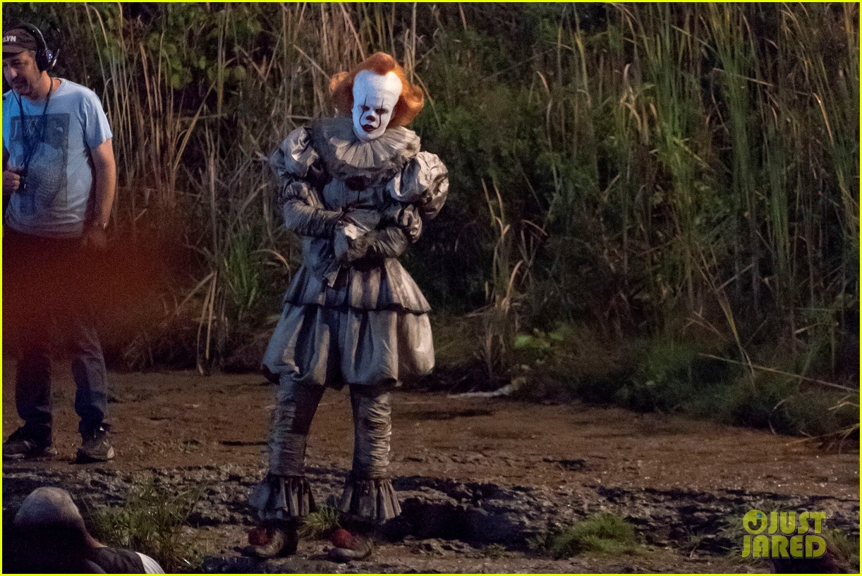 bill skarsgard gets into character as pennywise on it 2 set 074149220