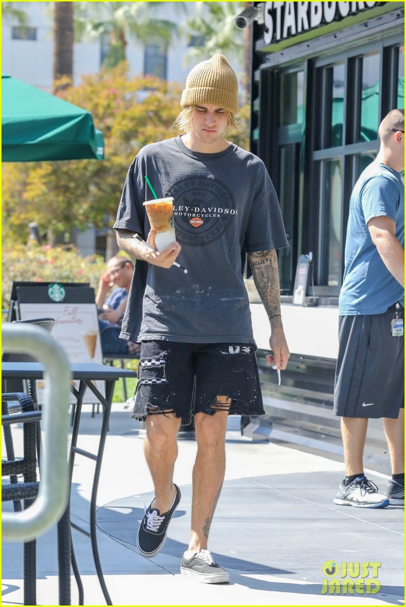 Justin Bieber Brings Starbucks Along for His Hike: Photo 4159841 ...