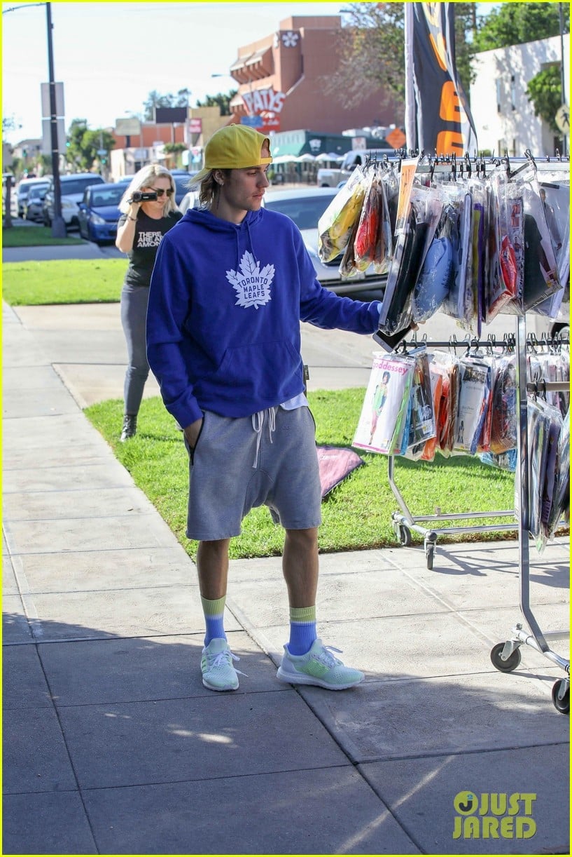 justin bieber goes shopping for halloween costumes 054166995