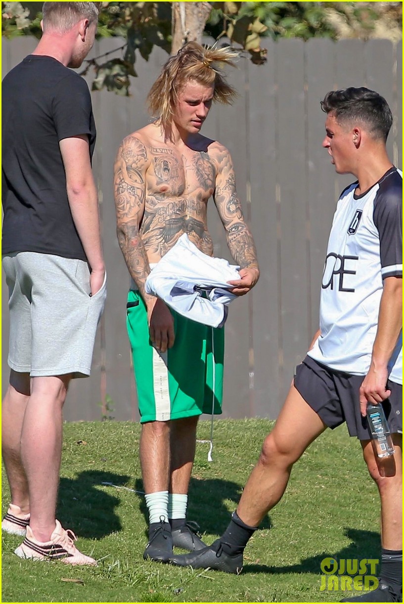 Justin Bieber Goes Shirtless Playing Soccer with Friends! Photo(01)