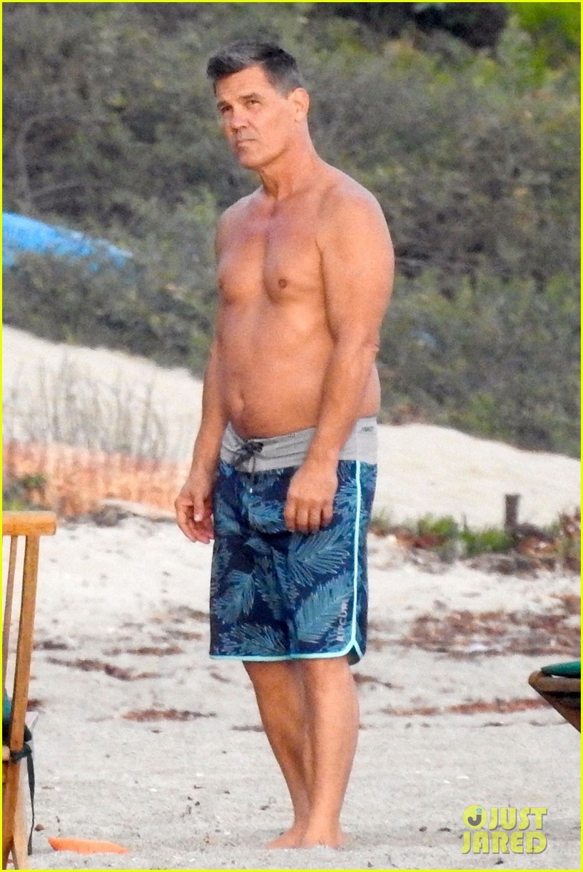 josh brolin shirtless at the beach 10
