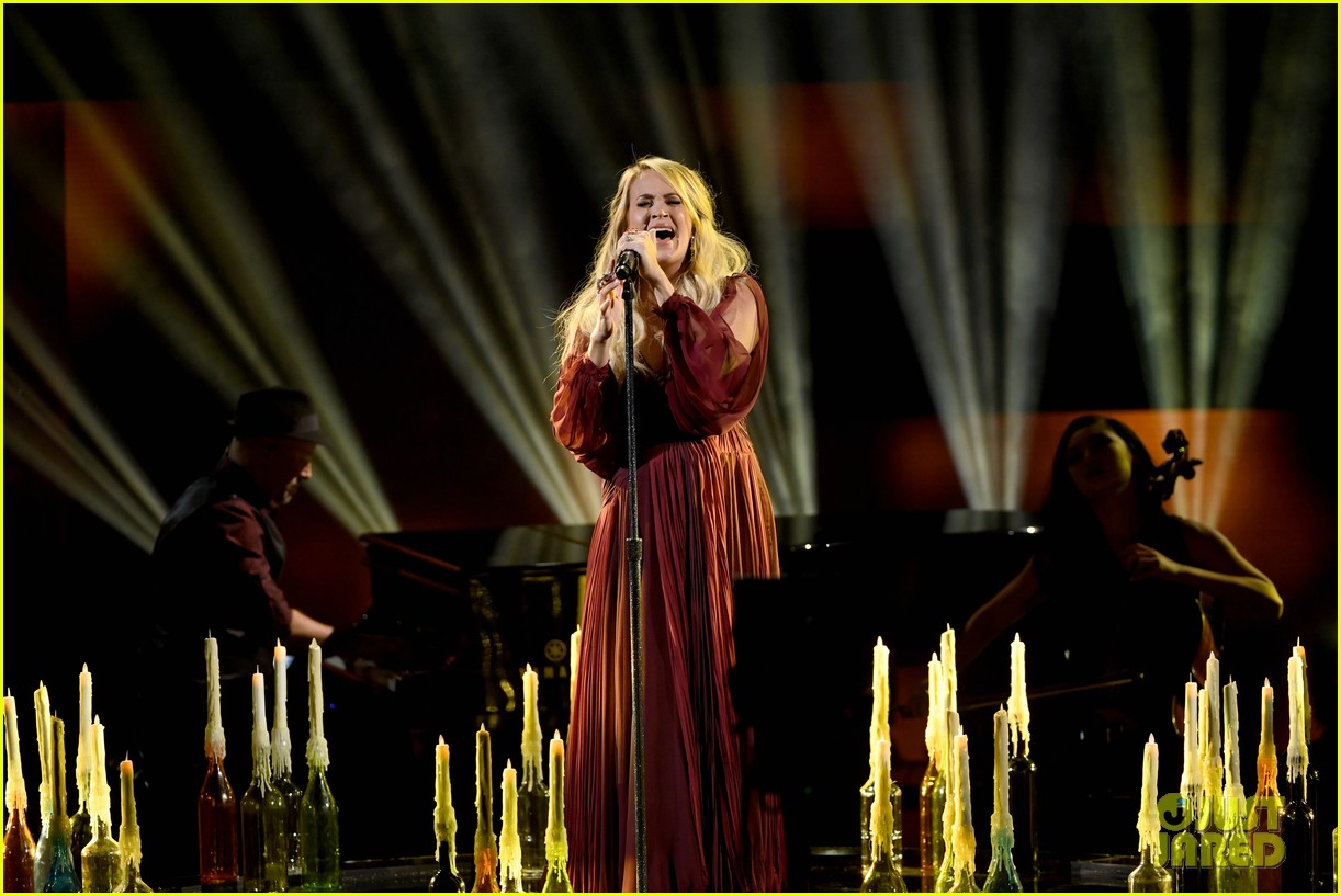 pregnant carrie underwood performs spinning bottles america music awards 01