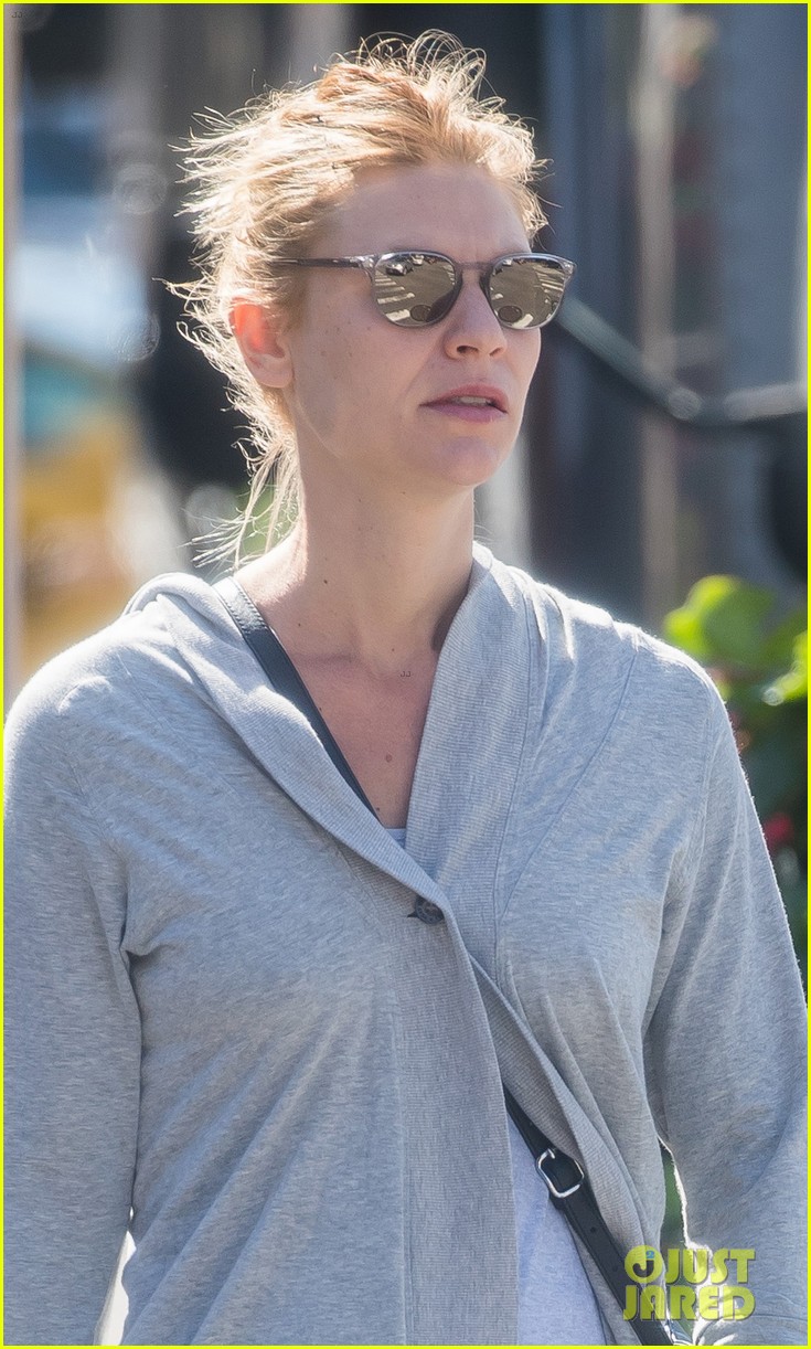 claire danes kicks off her morning with a workout 034159025